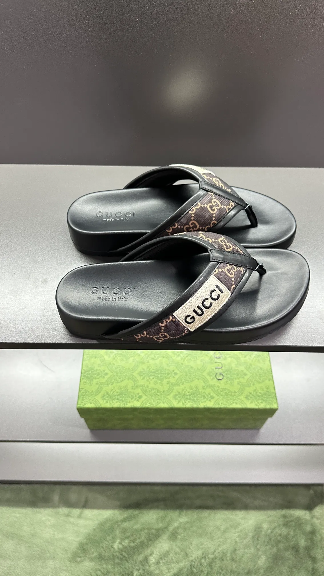 [G Family Couple Style] P: 300💰Female size 36~40 Men's size 39~45, (46. Custom-made Unisex GG slippers This slipper is made of GG polyester fiber and is decorated with a Gucci label on the front, adding a striking logo feel to the style. Beige GG recycled polyester fiber Unisex leather trim "Gucci Made in Italy" embroidered label Rubber sole Flat Made in Italy